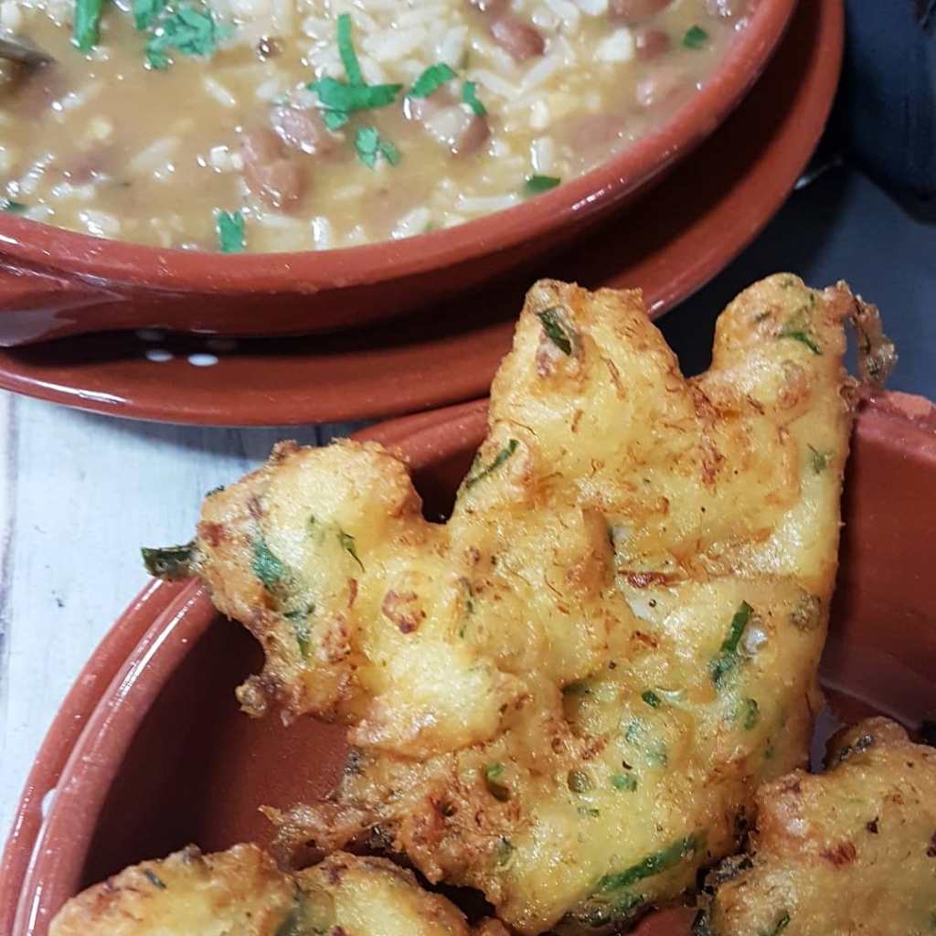 Pataniscas de Bacalhau com arroz de feijão, caseiro